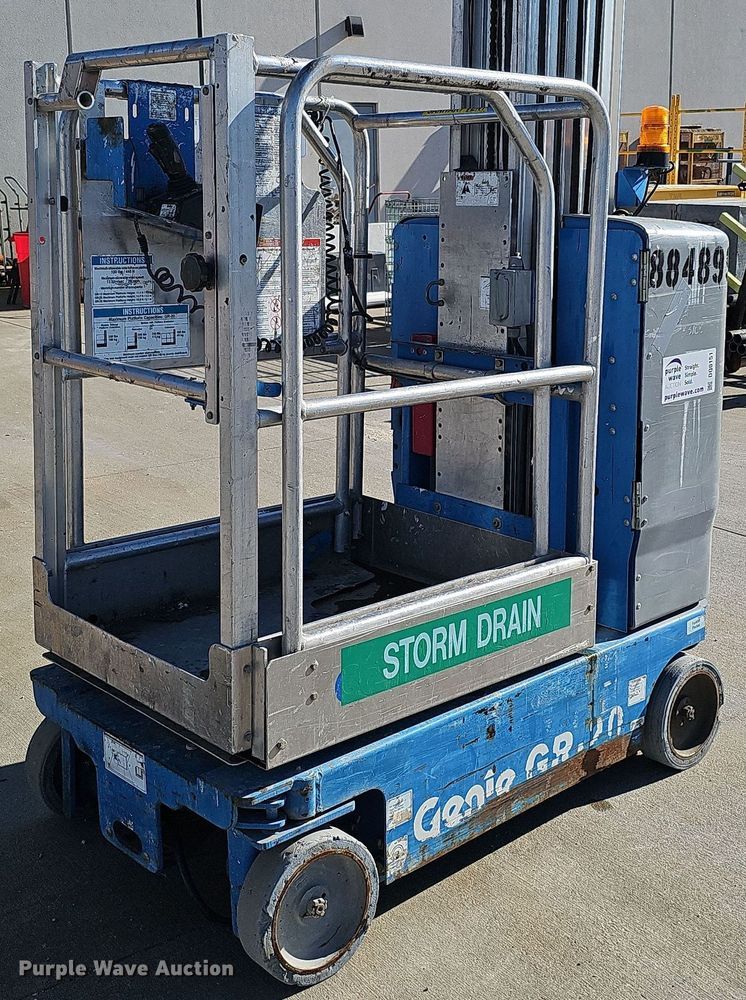 image for item DQ0151 2011 Genie GR-20  vertical lift