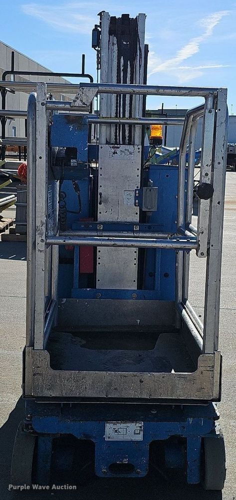 image for item DQ0151 2011 Genie GR-20  vertical lift