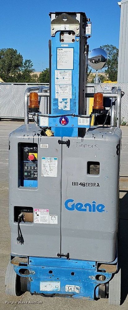 image for item DQ0151 2011 Genie GR-20  vertical lift