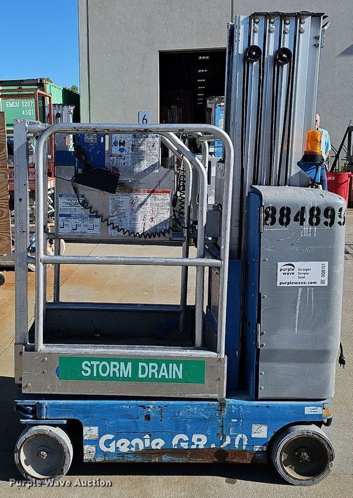 image for item DQ0151 2011 Genie GR-20  vertical lift