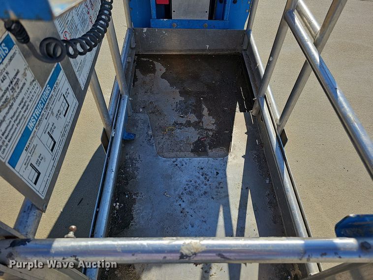 image for item DQ0151 2011 Genie GR-20  vertical lift