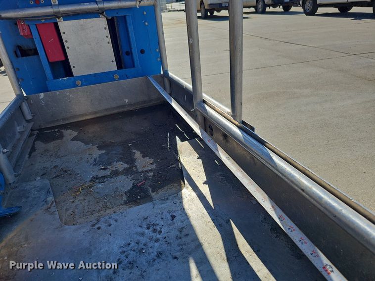 image for item DQ0151 2011 Genie GR-20  vertical lift