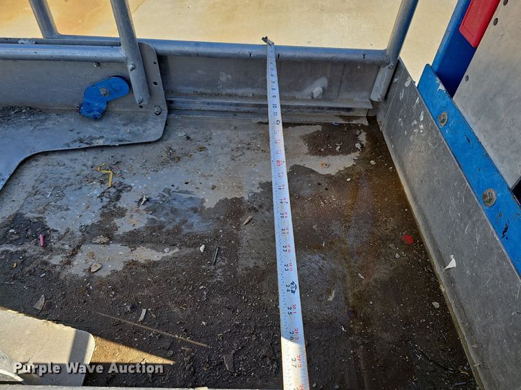 image for item DQ0151 2011 Genie GR-20  vertical lift