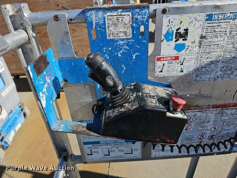 image for item DQ0151 2011 Genie GR-20  vertical lift