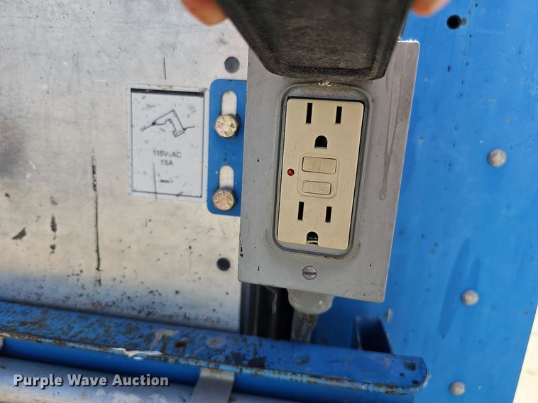 image for item DQ0151 2011 Genie GR-20  vertical lift