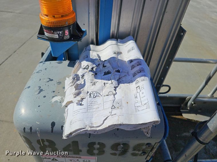 image for item DQ0151 2011 Genie GR-20  vertical lift