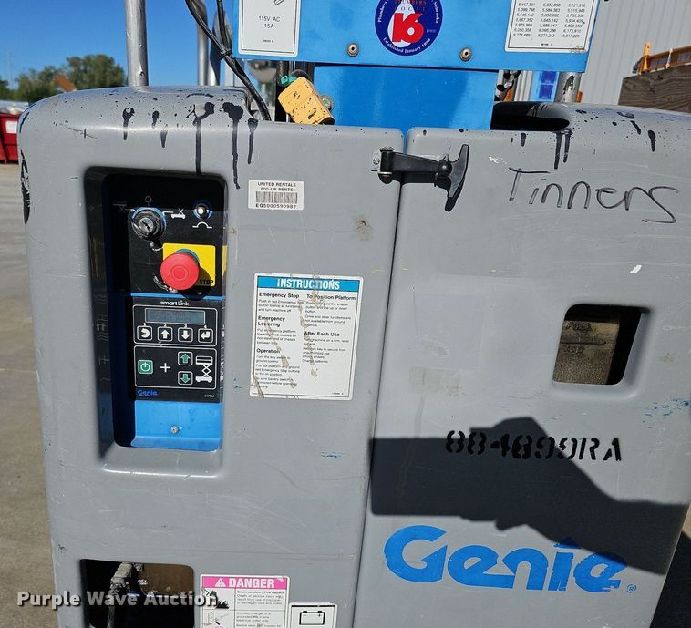 image for item DQ0151 2011 Genie GR-20  vertical lift