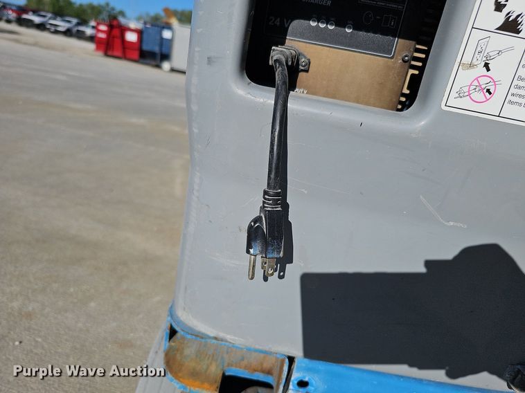 image for item DQ0151 2011 Genie GR-20  vertical lift