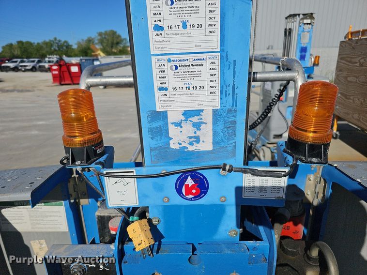 image for item DQ0151 2011 Genie GR-20  vertical lift