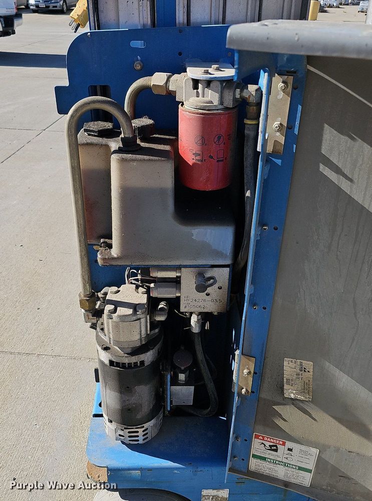 image for item DQ0151 2011 Genie GR-20  vertical lift