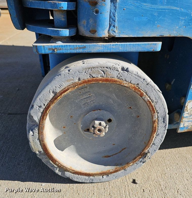 image for item DQ0151 2011 Genie GR-20  vertical lift