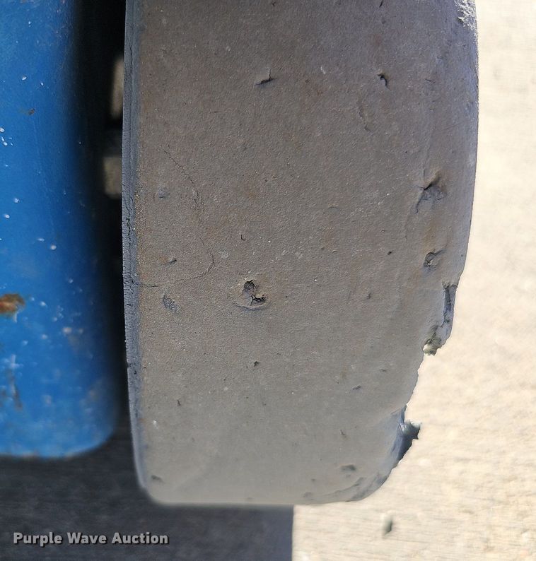 image for item DQ0151 2011 Genie GR-20  vertical lift