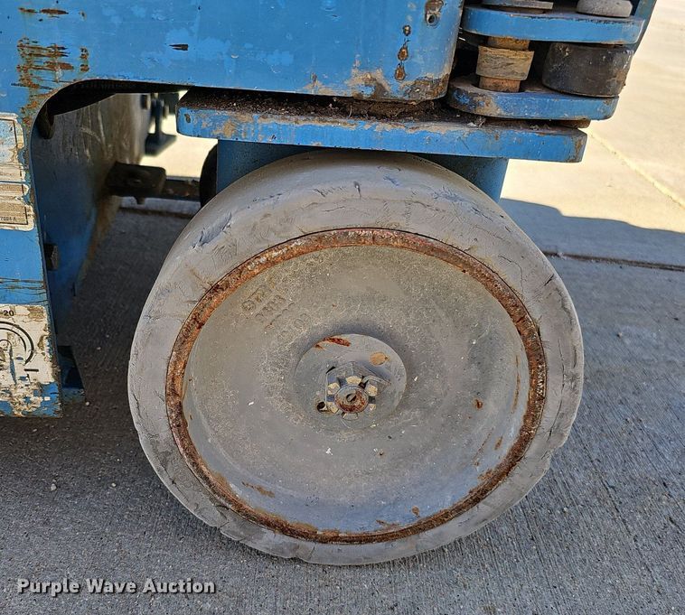 image for item DQ0151 2011 Genie GR-20  vertical lift