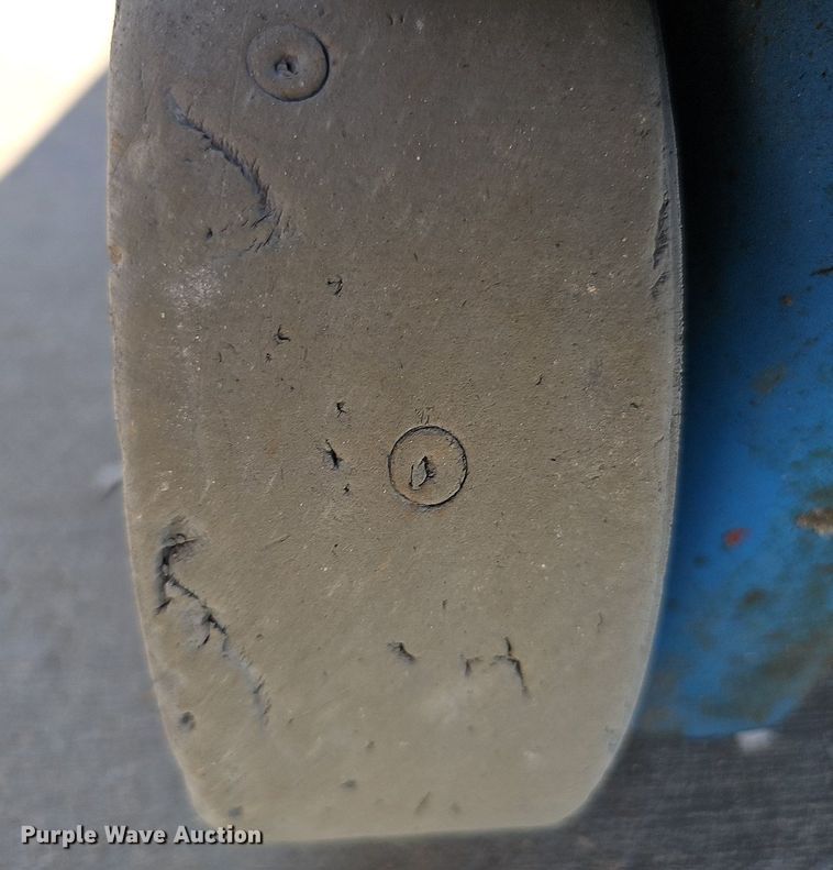 image for item DQ0151 2011 Genie GR-20  vertical lift