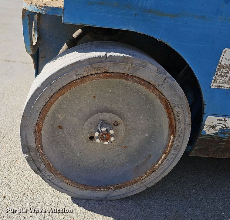 image for item DQ0151 2011 Genie GR-20  vertical lift