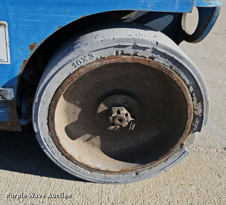 image for item DQ0151 2011 Genie GR-20  vertical lift