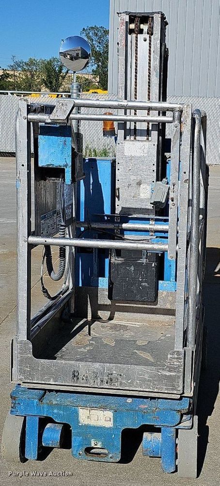 image for item DQ0152 2011 Genie GR-20  vertical lift
