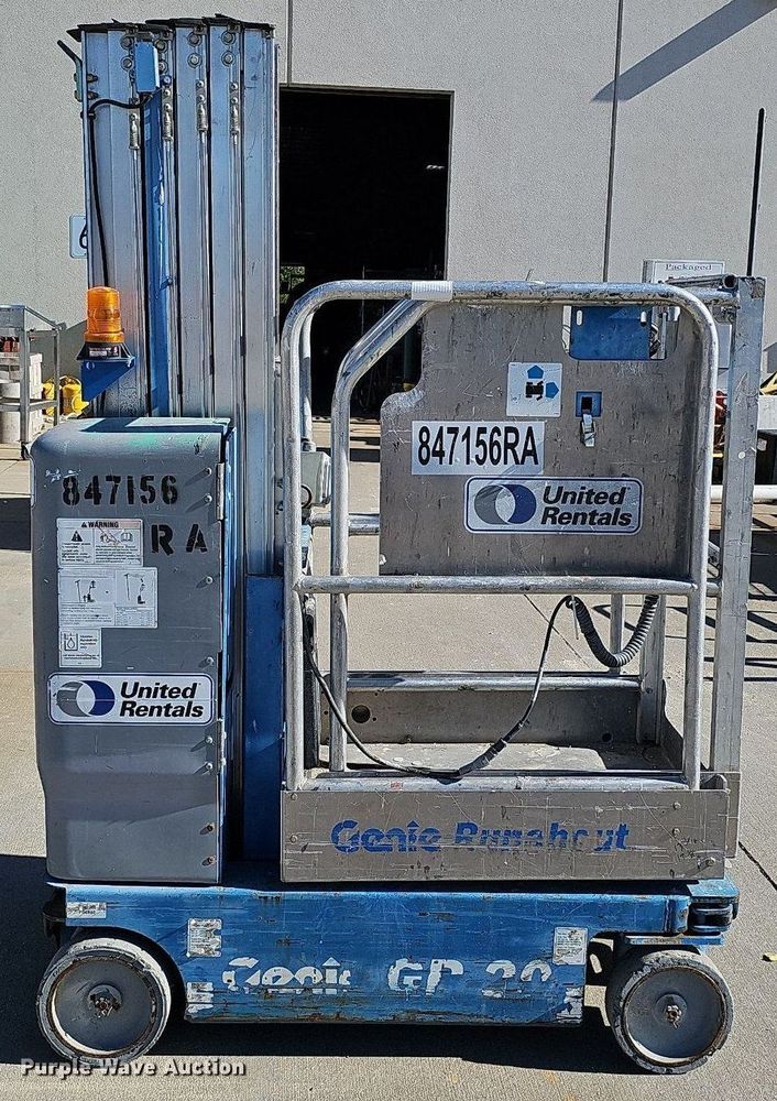 image for item DQ0152 2011 Genie GR-20  vertical lift