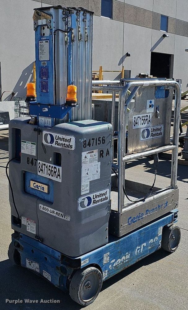 image for item DQ0152 2011 Genie GR-20  vertical lift