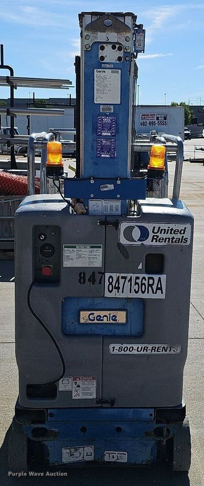 image for item DQ0152 2011 Genie GR-20  vertical lift