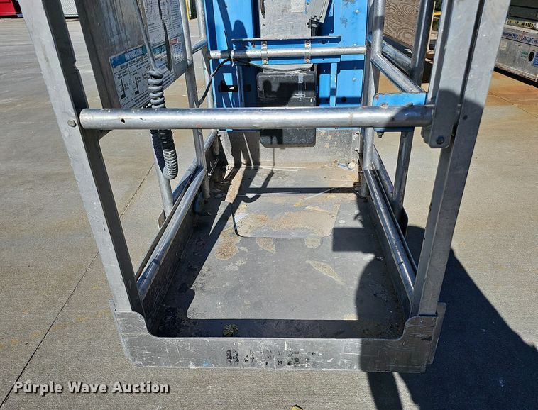 image for item DQ0152 2011 Genie GR-20  vertical lift