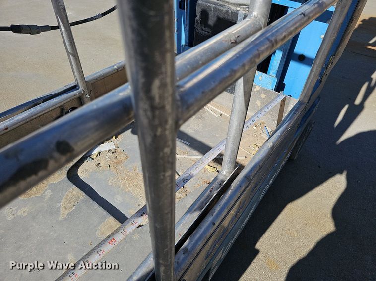 image for item DQ0152 2011 Genie GR-20  vertical lift