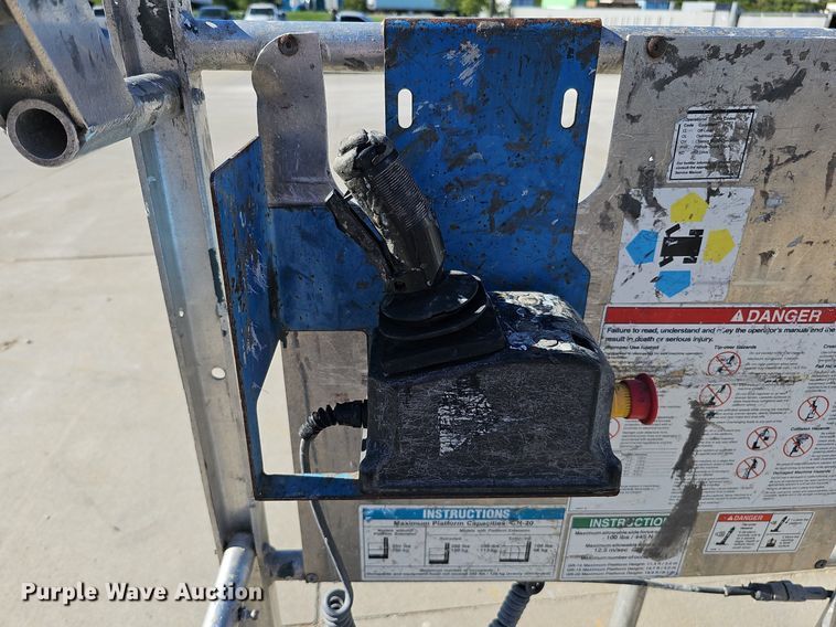 image for item DQ0152 2011 Genie GR-20  vertical lift