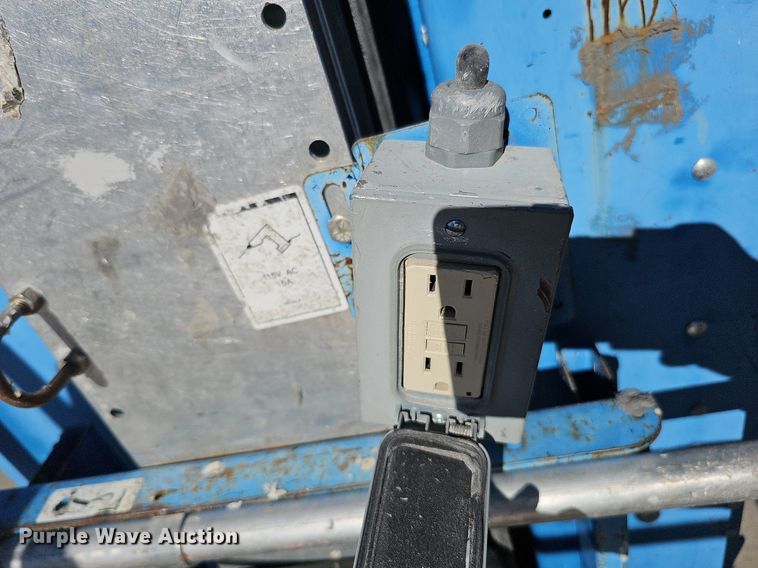 image for item DQ0152 2011 Genie GR-20  vertical lift