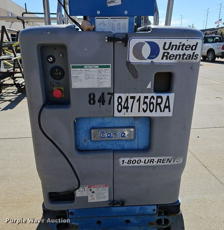 image for item DQ0152 2011 Genie GR-20  vertical lift