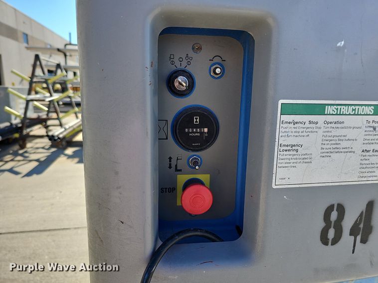 image for item DQ0152 2011 Genie GR-20  vertical lift