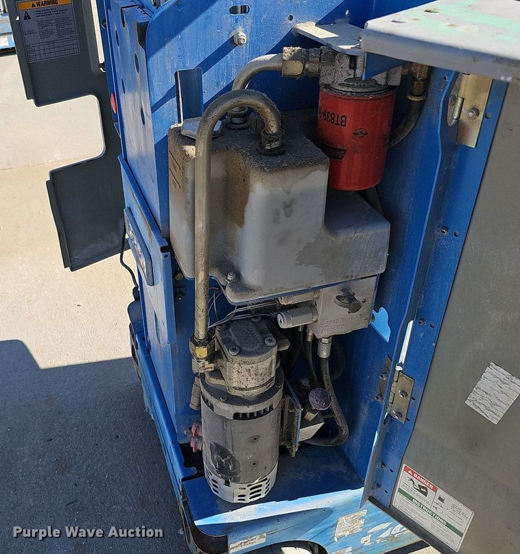 image for item DQ0152 2011 Genie GR-20  vertical lift