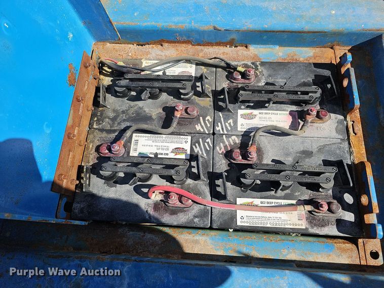 image for item DQ0152 2011 Genie GR-20  vertical lift