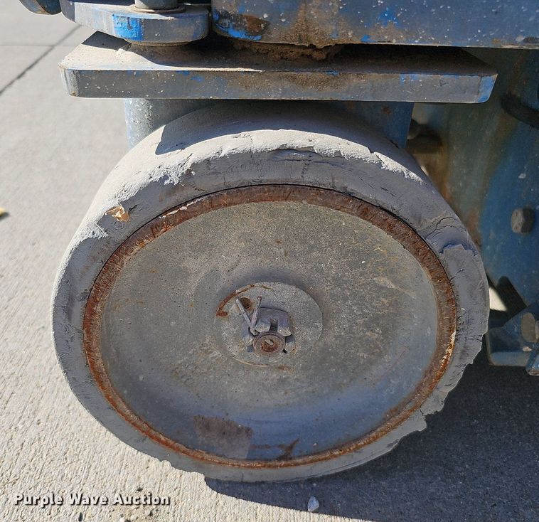 image for item DQ0152 2011 Genie GR-20  vertical lift