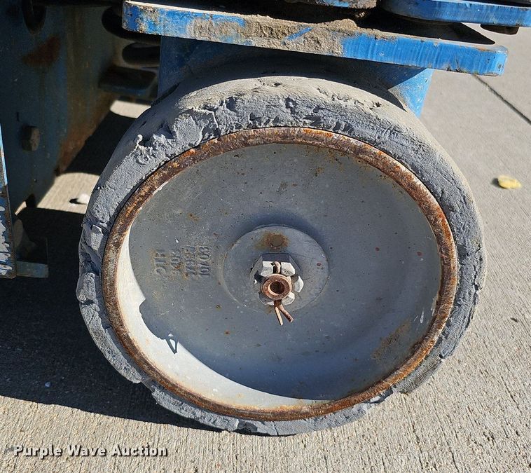 image for item DQ0152 2011 Genie GR-20  vertical lift