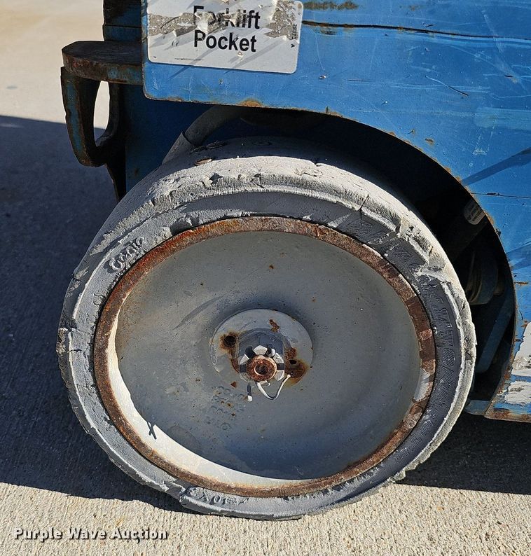 image for item DQ0152 2011 Genie GR-20  vertical lift