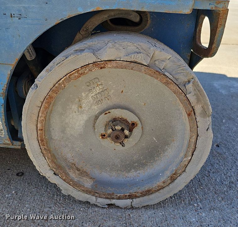 image for item DQ0152 2011 Genie GR-20  vertical lift