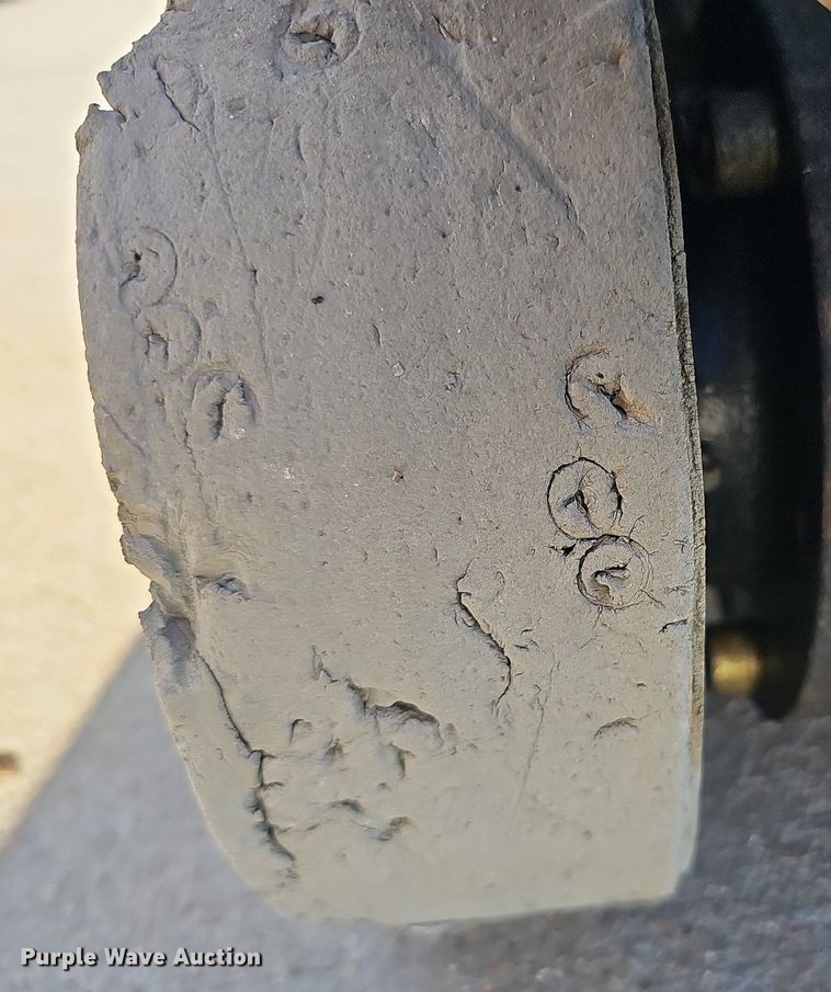 image for item DQ0152 2011 Genie GR-20  vertical lift