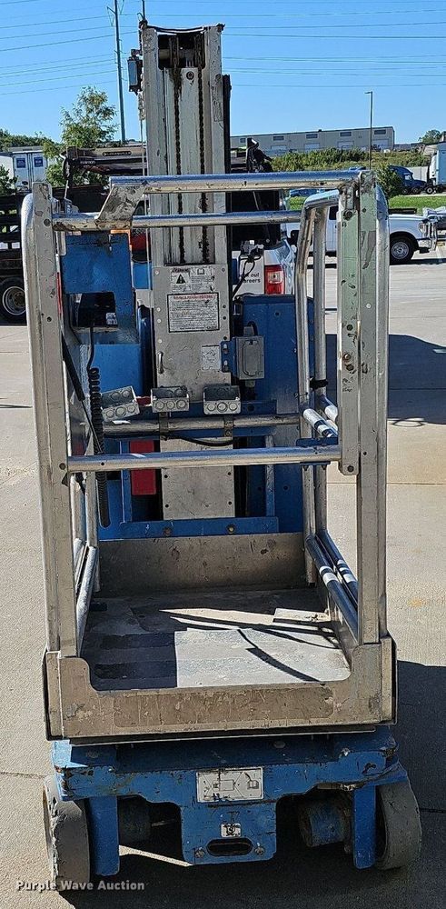 image for item DQ0153 2012 Genie GR-20  vertical lift