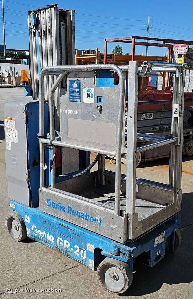 image for item DQ0153 2012 Genie GR-20  vertical lift