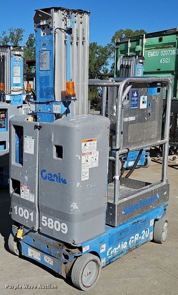 image for item DQ0153 2012 Genie GR-20  vertical lift
