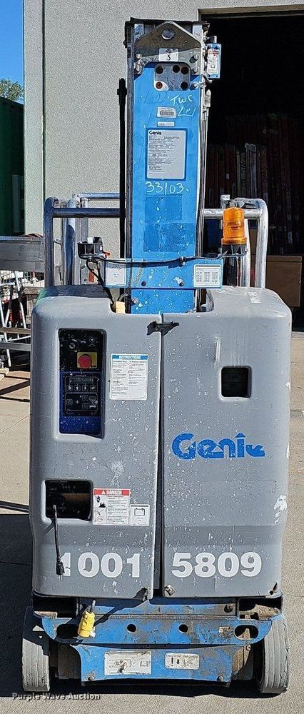 image for item DQ0153 2012 Genie GR-20  vertical lift