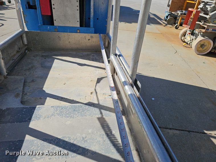 image for item DQ0153 2012 Genie GR-20  vertical lift