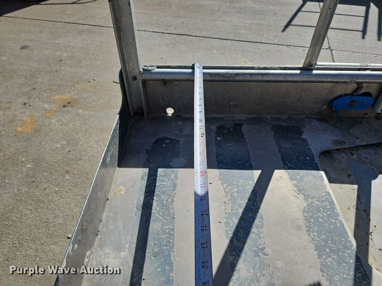 image for item DQ0153 2012 Genie GR-20  vertical lift