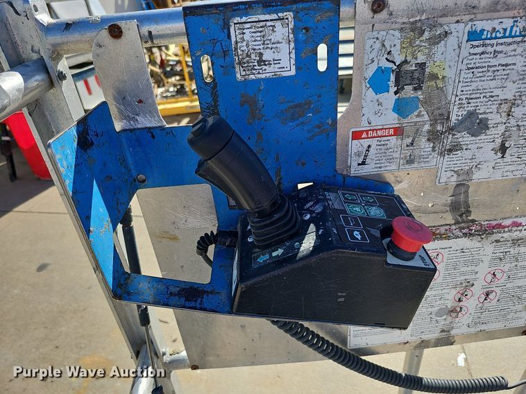 image for item DQ0153 2012 Genie GR-20  vertical lift