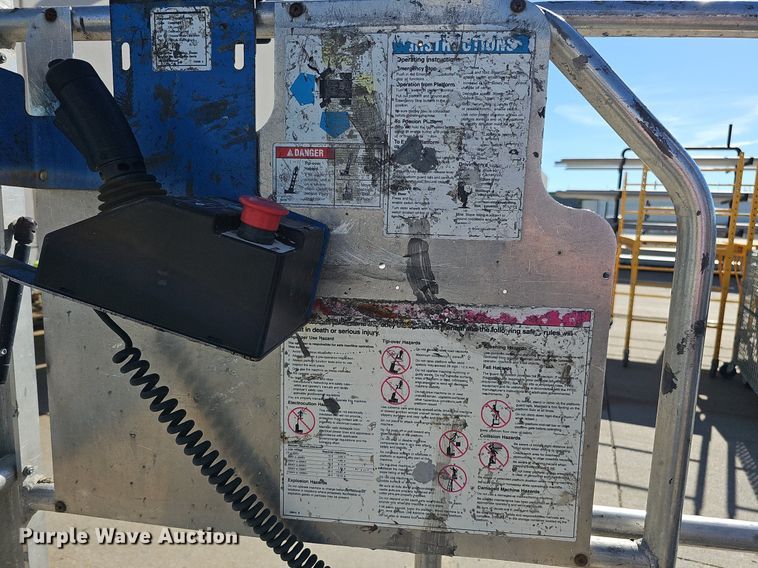 image for item DQ0153 2012 Genie GR-20  vertical lift