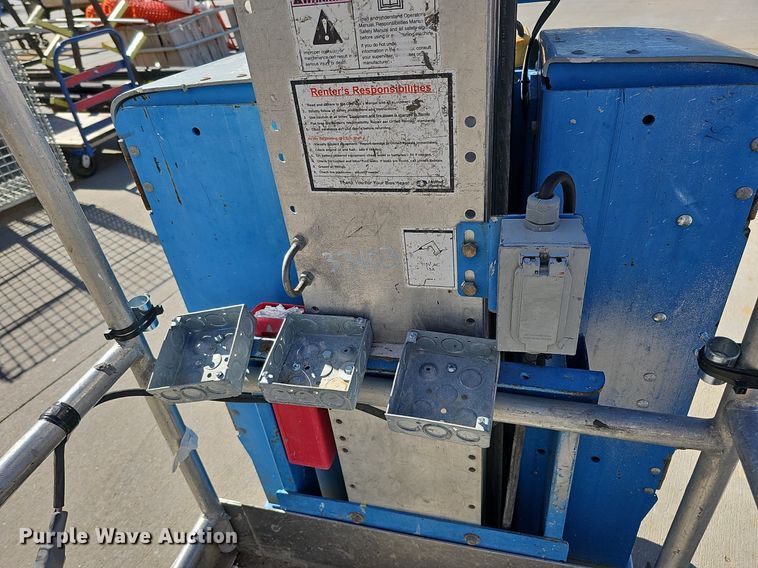 image for item DQ0153 2012 Genie GR-20  vertical lift