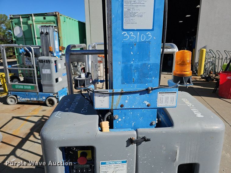 image for item DQ0153 2012 Genie GR-20  vertical lift