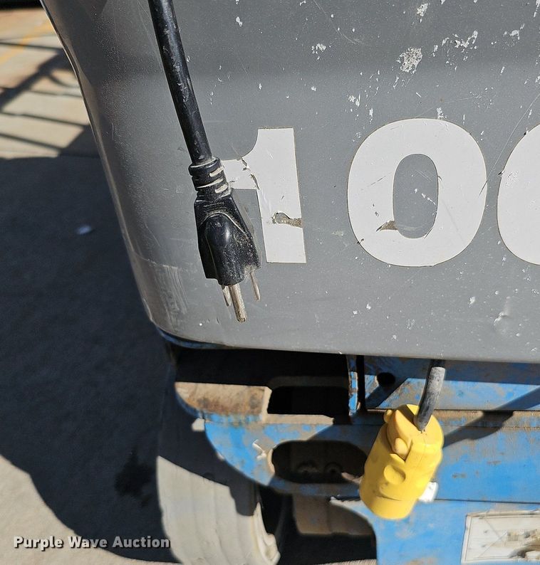 image for item DQ0153 2012 Genie GR-20  vertical lift