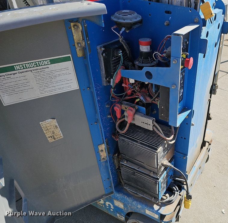 image for item DQ0153 2012 Genie GR-20  vertical lift