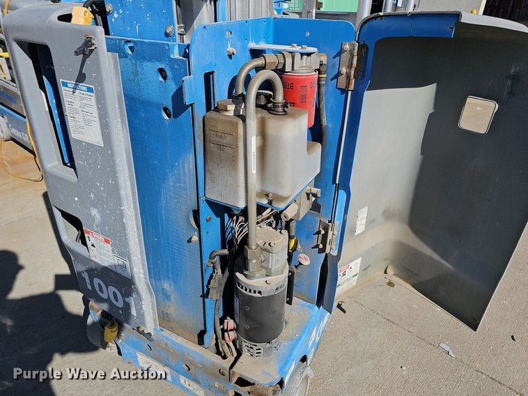 image for item DQ0153 2012 Genie GR-20  vertical lift